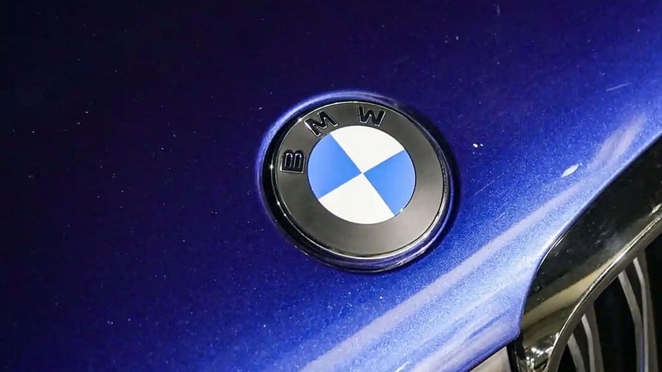 Logo mới của BMW với thiết kế tối giản và hiện đại