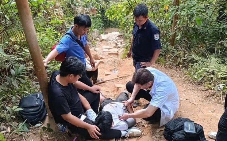 Lực lượng cứu hộ hỗ trợ du khách gặp nạn tại cung đường leo núi Bà Đen