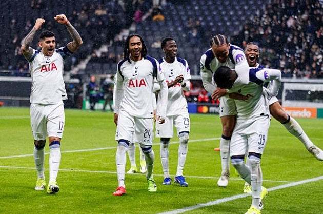 Tottenham giành chiến thắng 2-0 trước Frankfurt để đứng vị trí thứ 4.