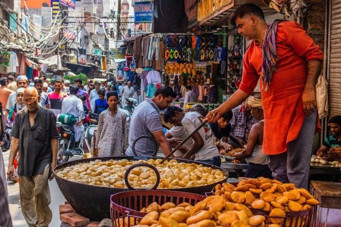 Người dân Ấn Độ đang rán bánh trong chiếc chảo khổng lồ