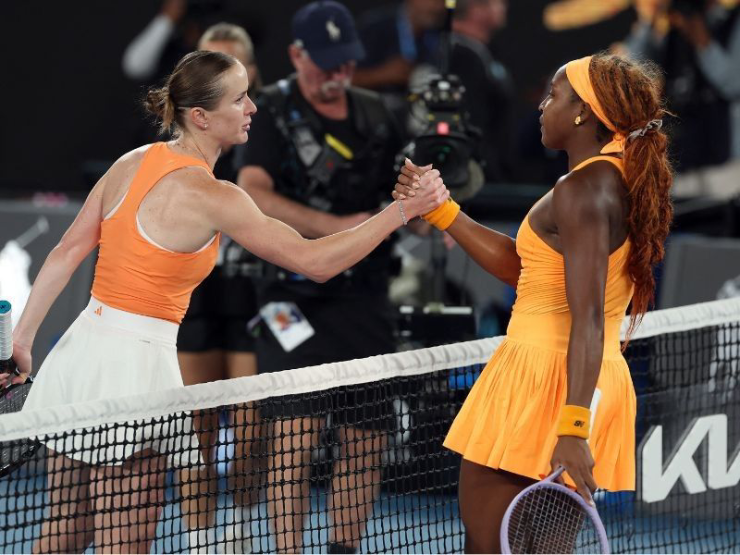 Coco Gauff bắt tay Elina Svitolina sau trận đấu tứ kết