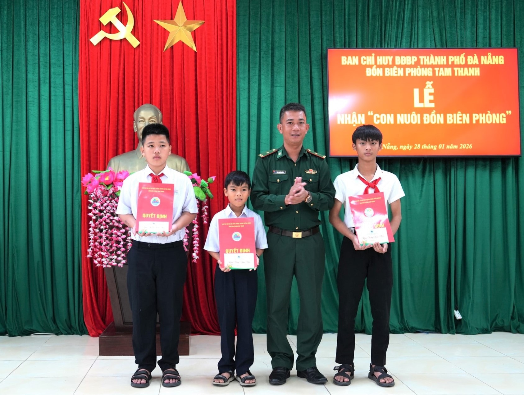 khanh-trao-qd-con-nuoi.jpg