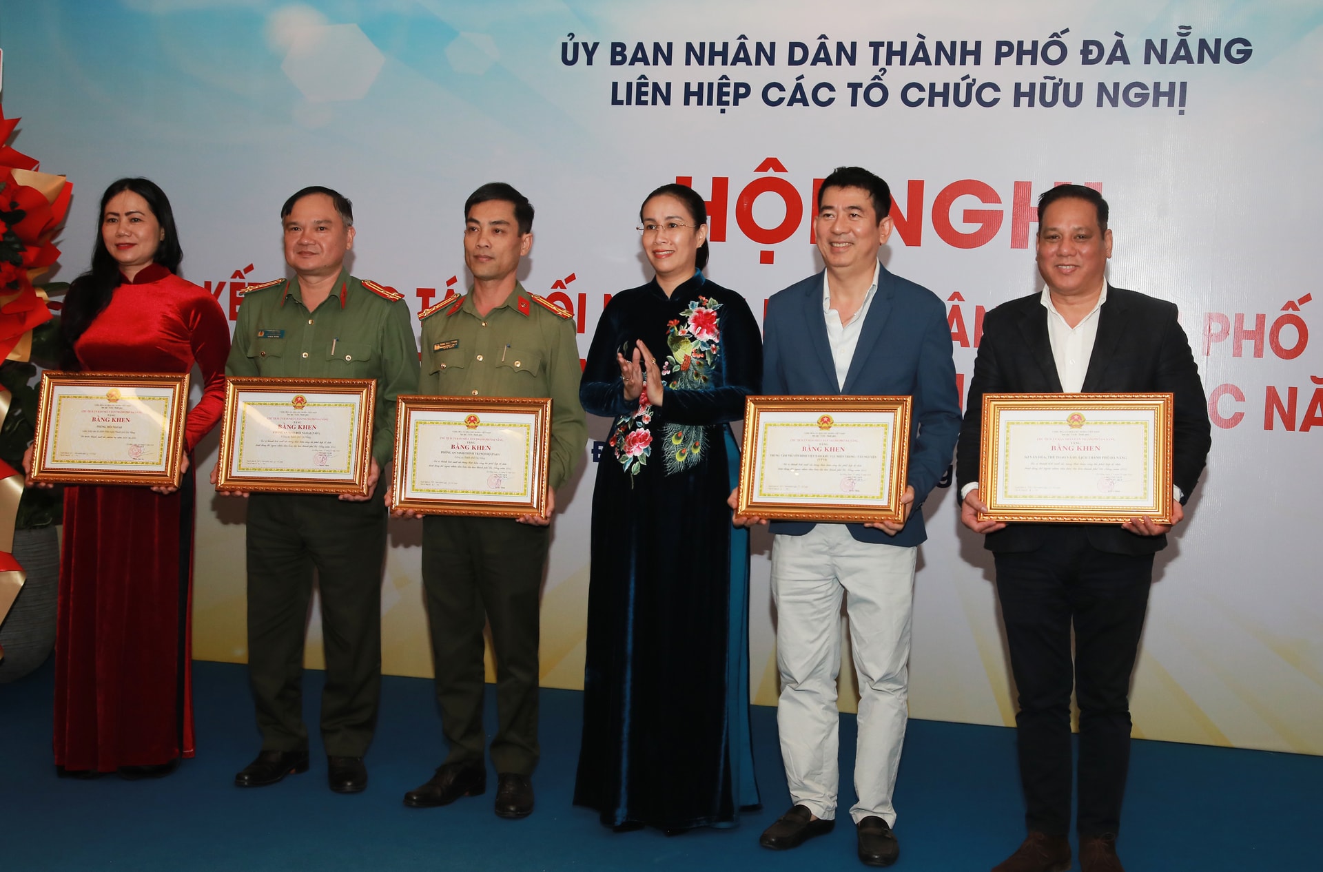 Phó Chủ tịch UBND thành phố Nguyễn Thị Anh Thi (thứ 3 từ phải qua) trao bằng khen của Chủ tịch UBND thành phố cho các tập thể có thành tích xuất sắc. Ảnh: ĐẮC MẠNH