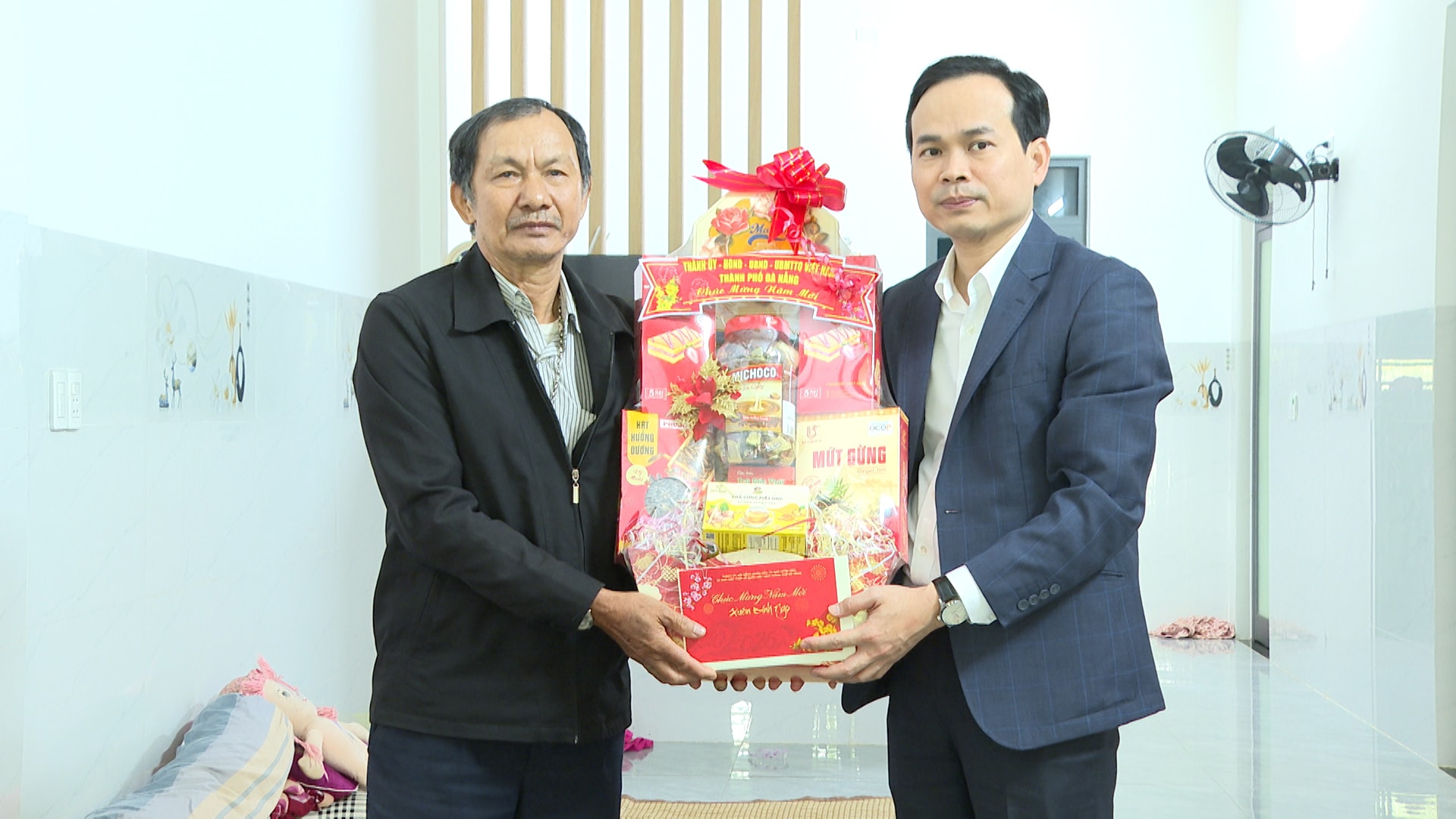 Phó Trưởng Đoàn ĐBQH chuyên trách thành phố Nguyễn Duy Minh tặng quà ông Trương Văn Huỳnh. Ảnh: VIẾT TRỌNG