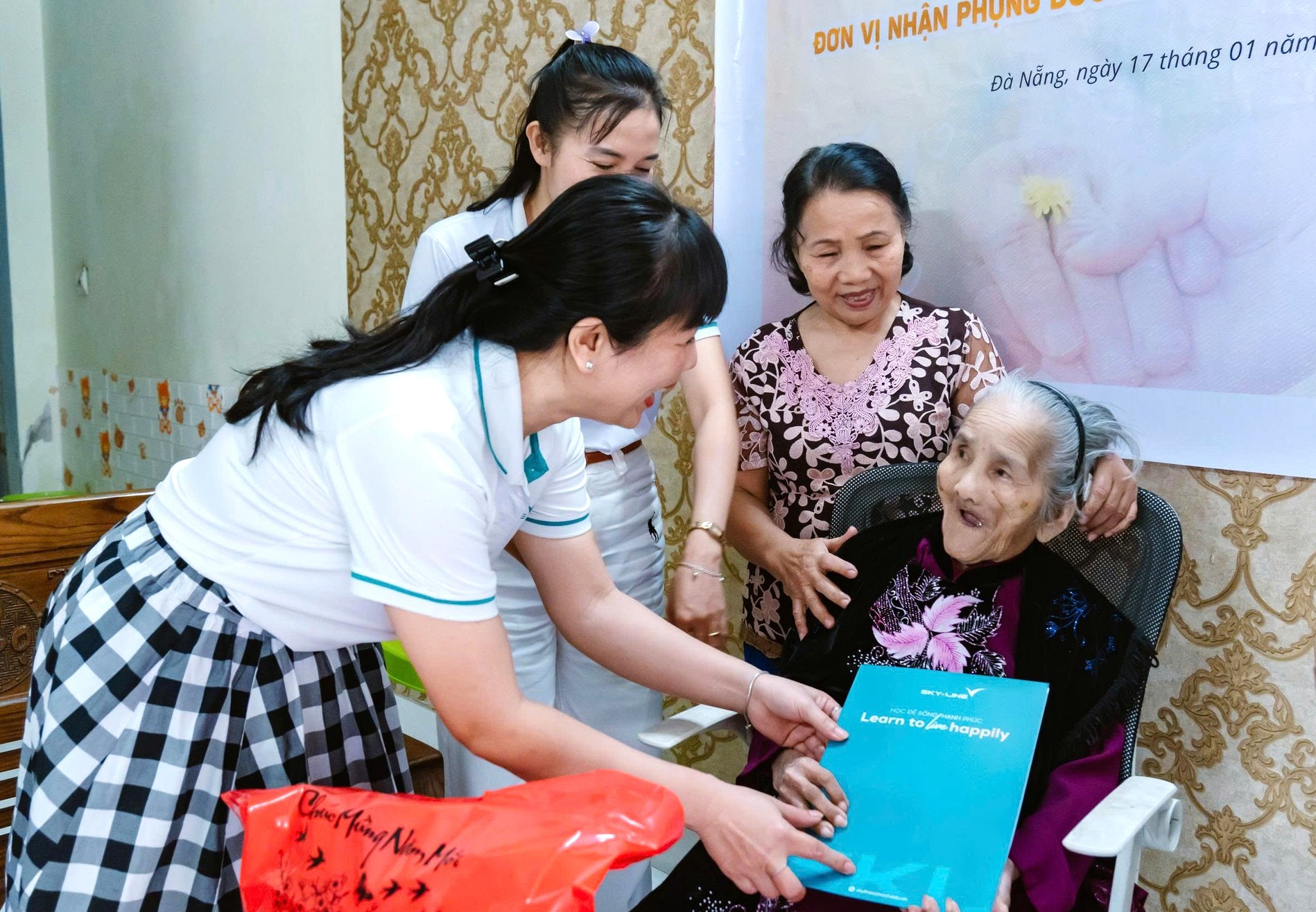 مدرسه اسکای لاین، مادر ترین تی تین