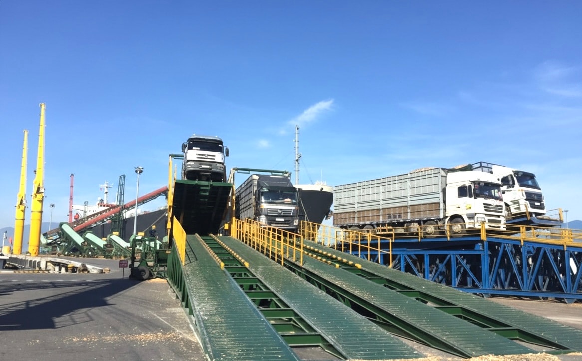 Hoạt động tại Cảng Đà Nẵng. Ảnh: M.QUẾ