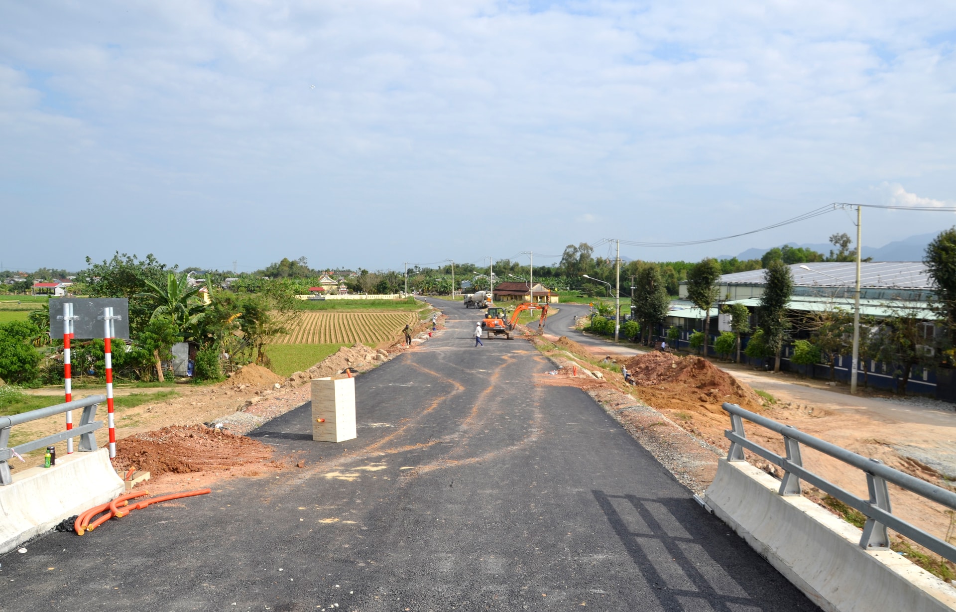 La strada che conduce al comune di Go Noi è stata pavimentata con il primo strato di asfalto. Foto: CONG TU