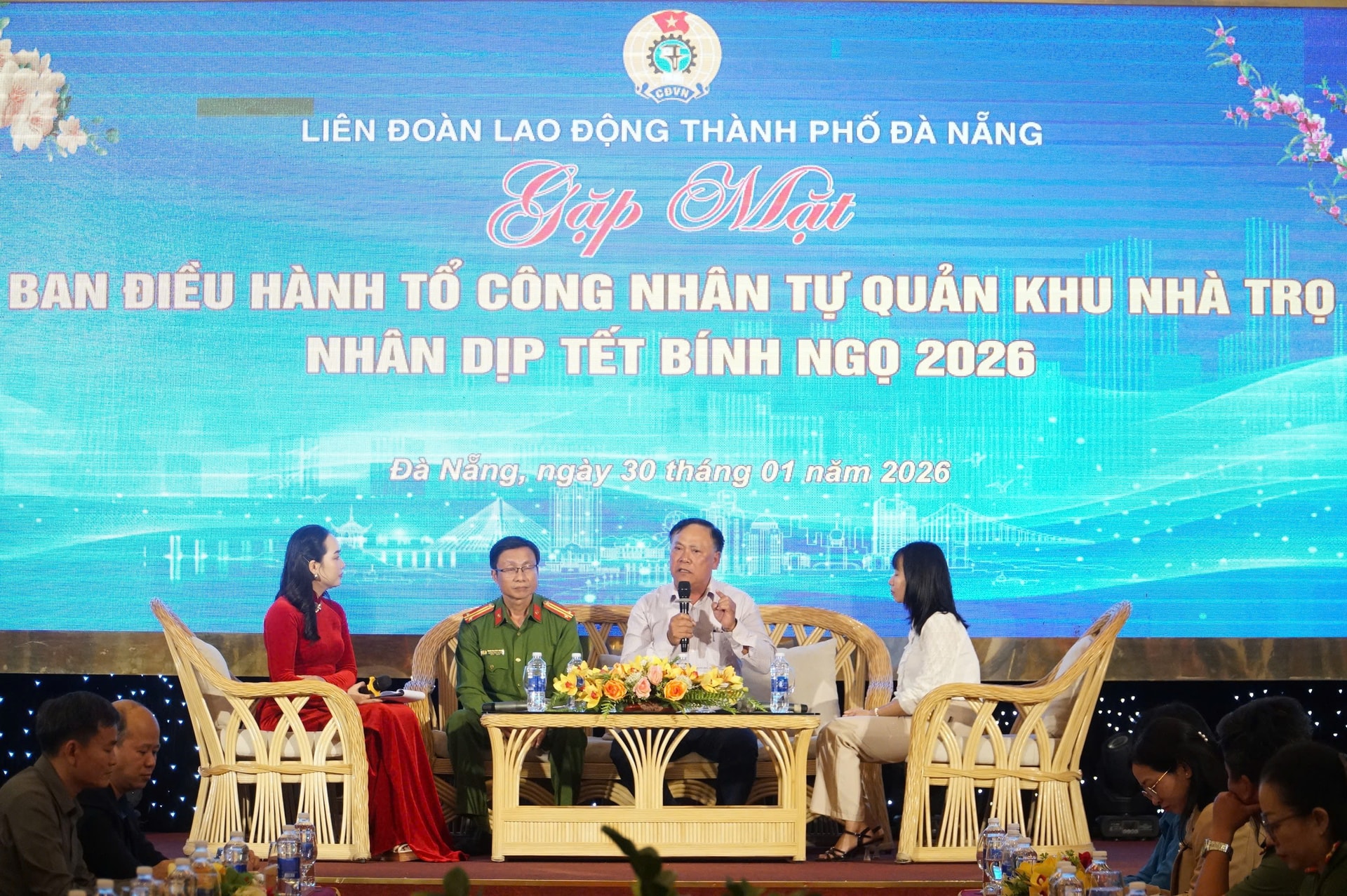 Liên đoàn Lao động thành phố tổ chức gặp mặt ban điều hành tổ công nhân tự quản khu nhà trọ. Ảnh: H.T
