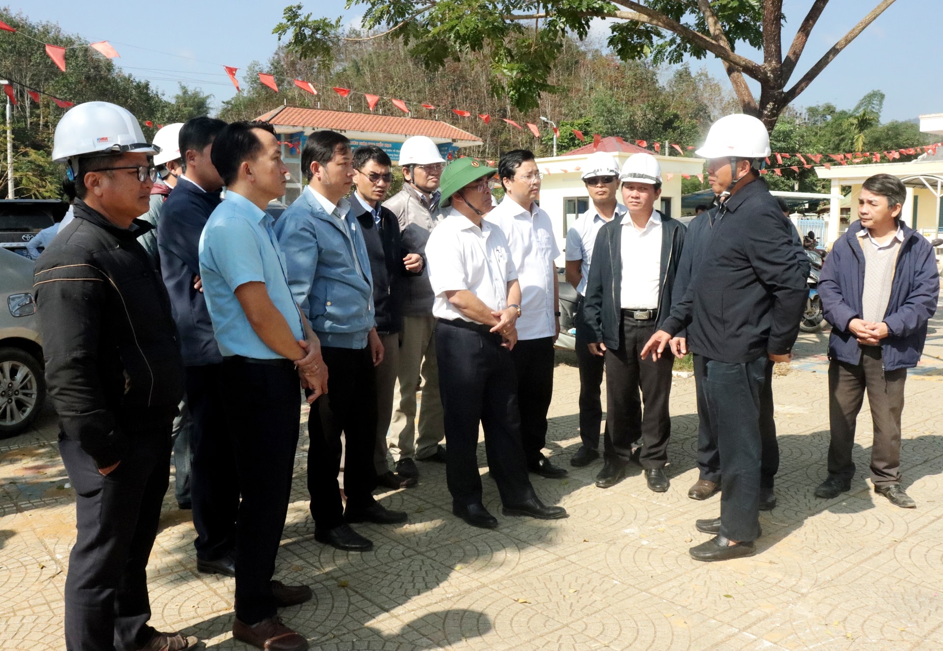 30-1, Đoàn công tác UBND thành phố Đà Nẵng nghe các đơn vị liên quan báo cao tiến độ triển khai dự án Trường Phổ thông nội trú liên cấp Tiểu học - THCS tại xã Avương. Ảnh HIỀN THÚY