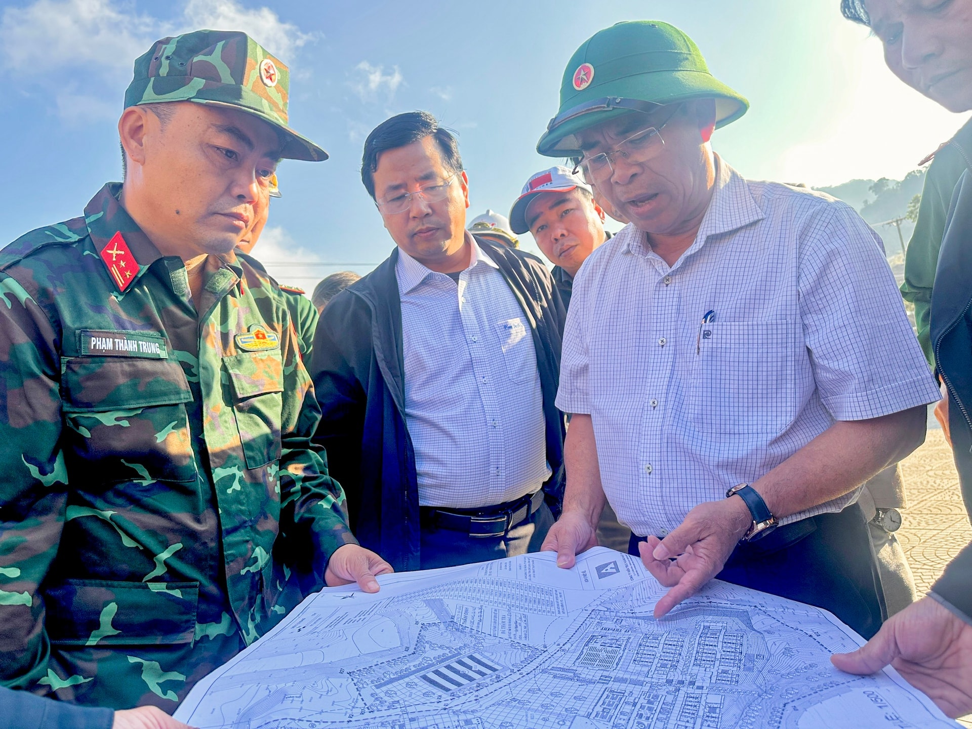 30-1, Phó Chủ tịch UBND thành phố Trần Anh Tuấn kiểm tra tiến độ triển khai xây dựng Trường Phổ thông nội trú liên cấp xã Hùng Sơn. Ảnh PARAI