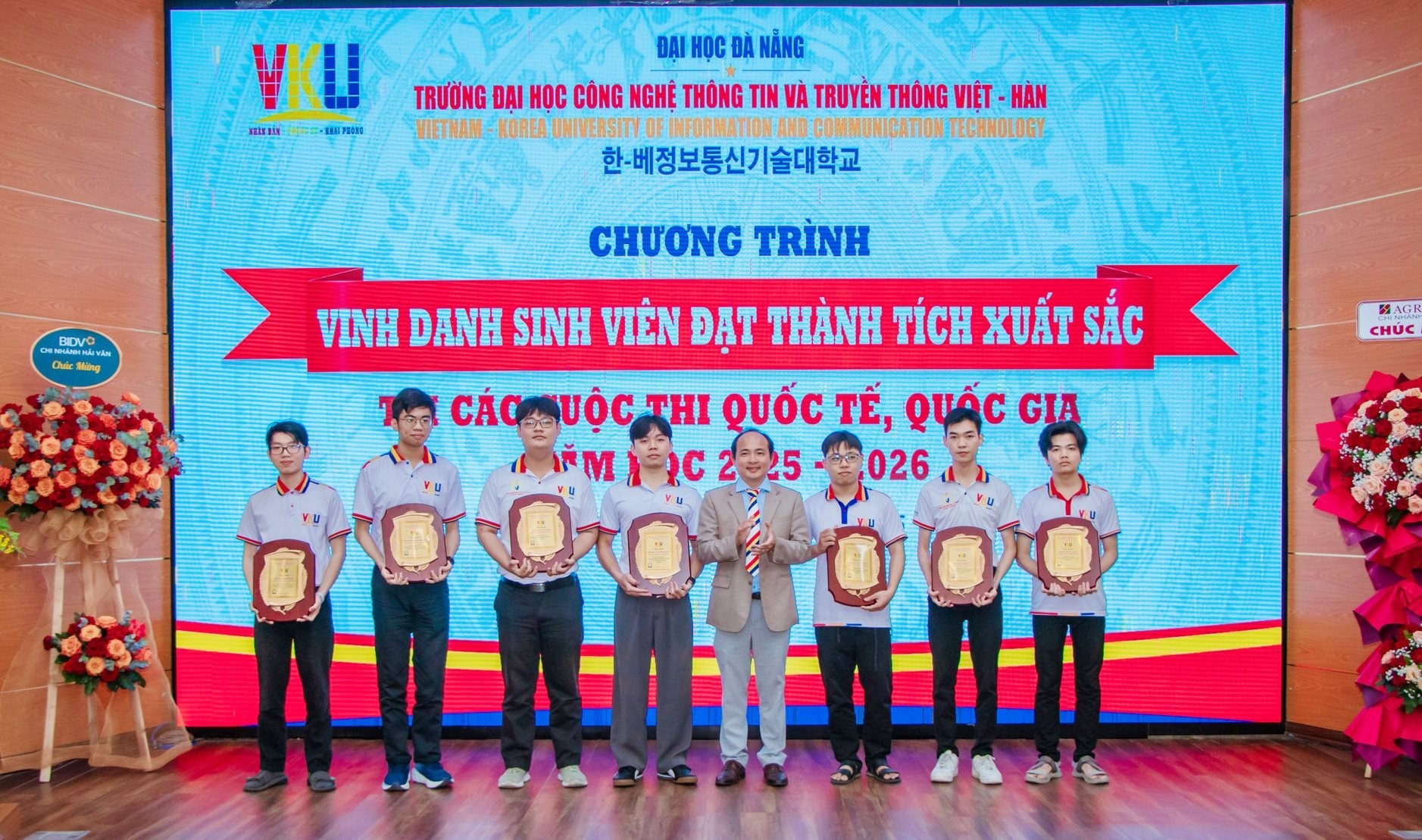 30-1-vinh-danh-1(1).jpg
