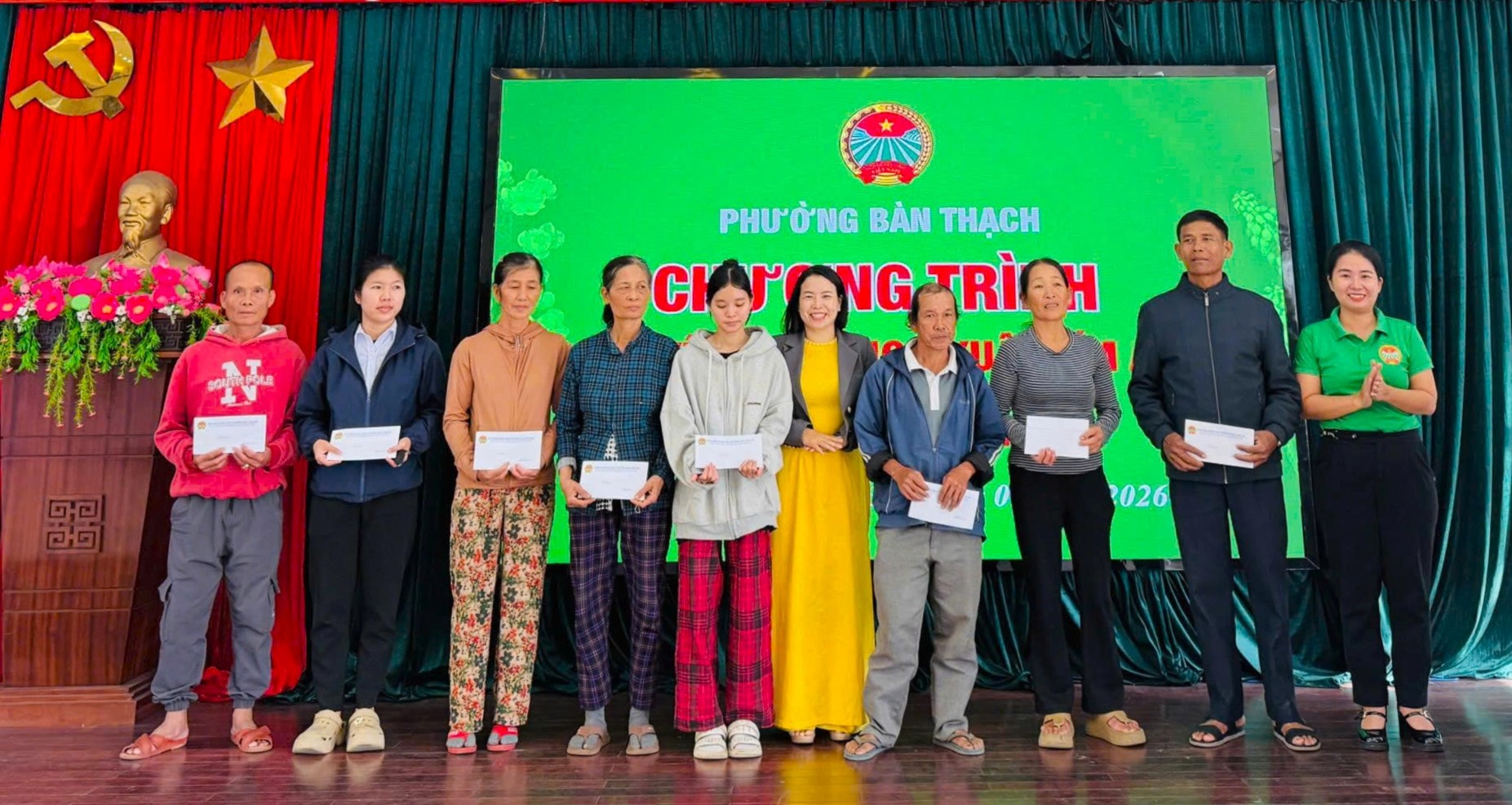 Hội Nông dân phường Bàn Thạch tặng quà cho người dân có hoàn cảnh khó khăn. Ảnh: THU TUYẾT