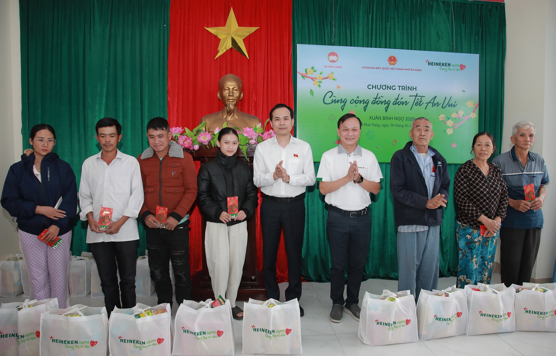 A MINH TRAO HOA VANG