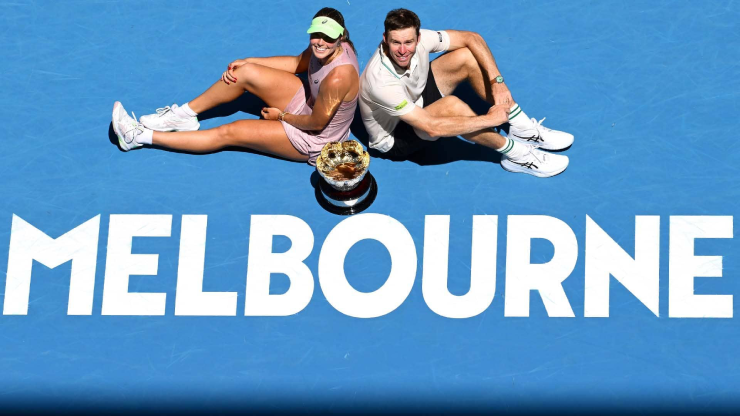 Olivia Gadecki và John Peers nâng cao cúp vô địch Australian Open 2026