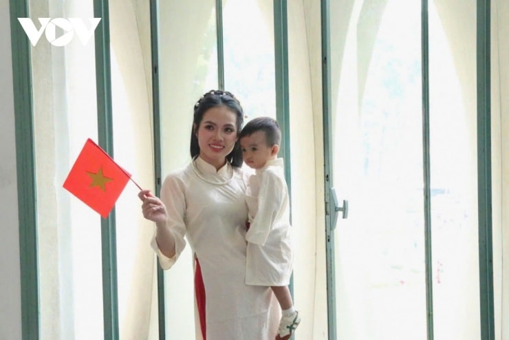Nhiều gia đình đưa trẻ nhỏ đến Dinh Độc Lập để tìm hiểu lịch sử.