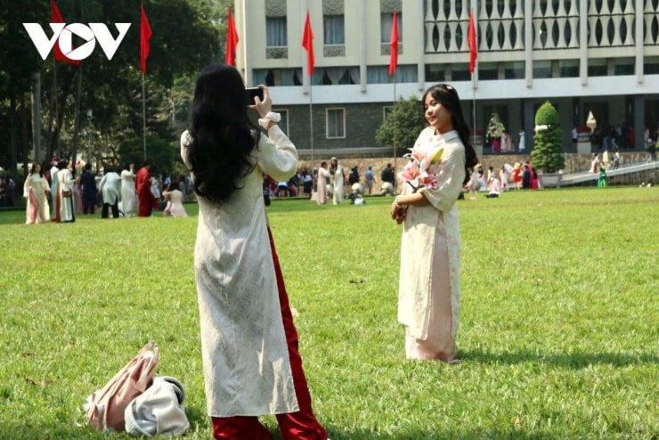 Du khách kết hợp tham quan và chụp ảnh tại Dinh Độc Lập.