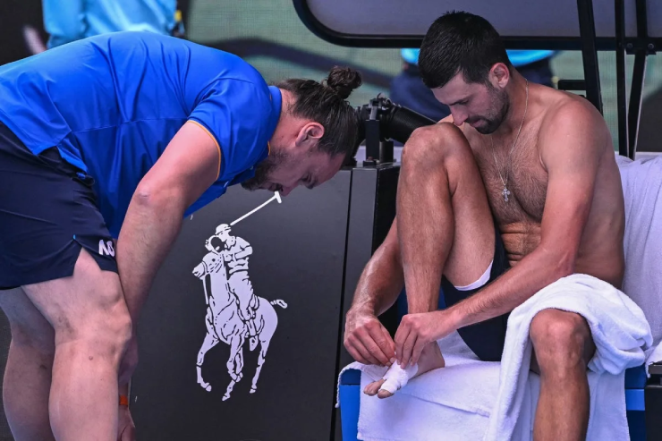 Vết phồng rộp lòng bàn chân của Djokovic trước trận gặp Sinner
