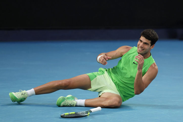 Carlos Alcaraz tập tễnh trên sân đấu Australian Open do chuột rút