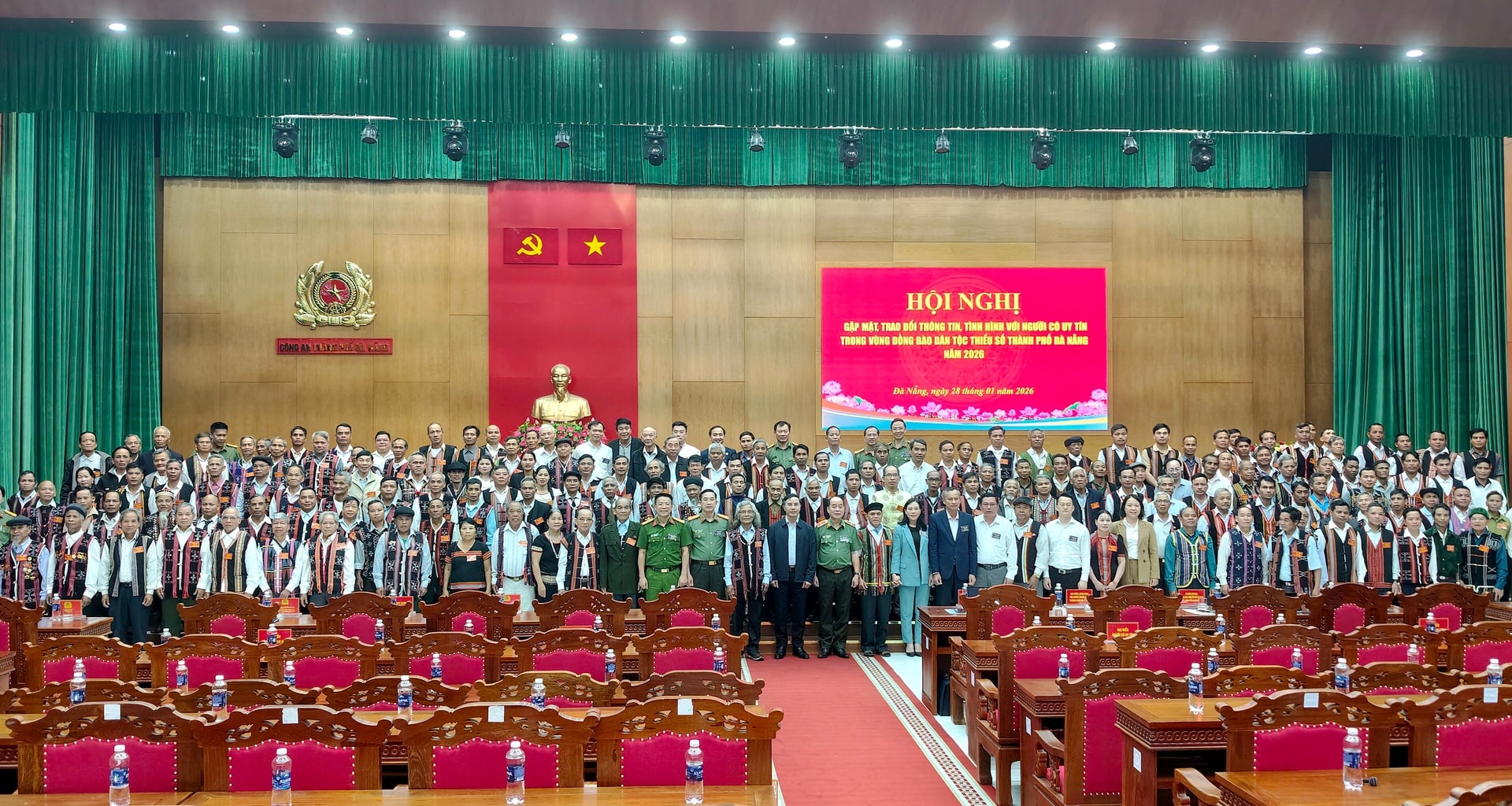 Lãnh đạo thành phố chụp hình lưu niệm cùng người có uy tín trong đồng bào dân tộc thiểu số Thành phố Đà Nẵng. Trong ảnh, Hội nghị gặp mặt người có uy tín do Công an Thành phố Đà Nẵng tổ chức. Ảnh: TRỌNG HUY