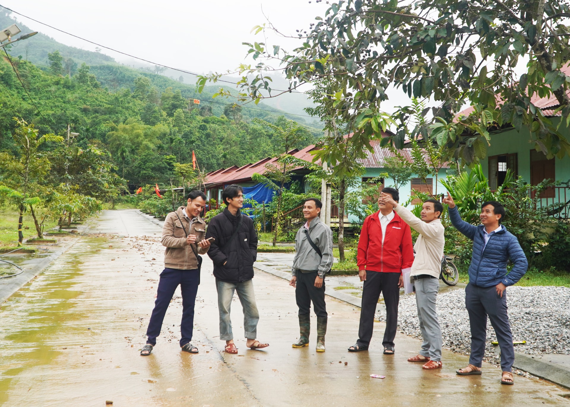 Ông Hồ Văn Thể (thứ 2 từ bên phải sang) cùng lành đạo xã Trà Leng khảo sát mặt bằng khu dân cư an toàn trước nguy cơ sạt lở. Ảnh: PHAN VINH