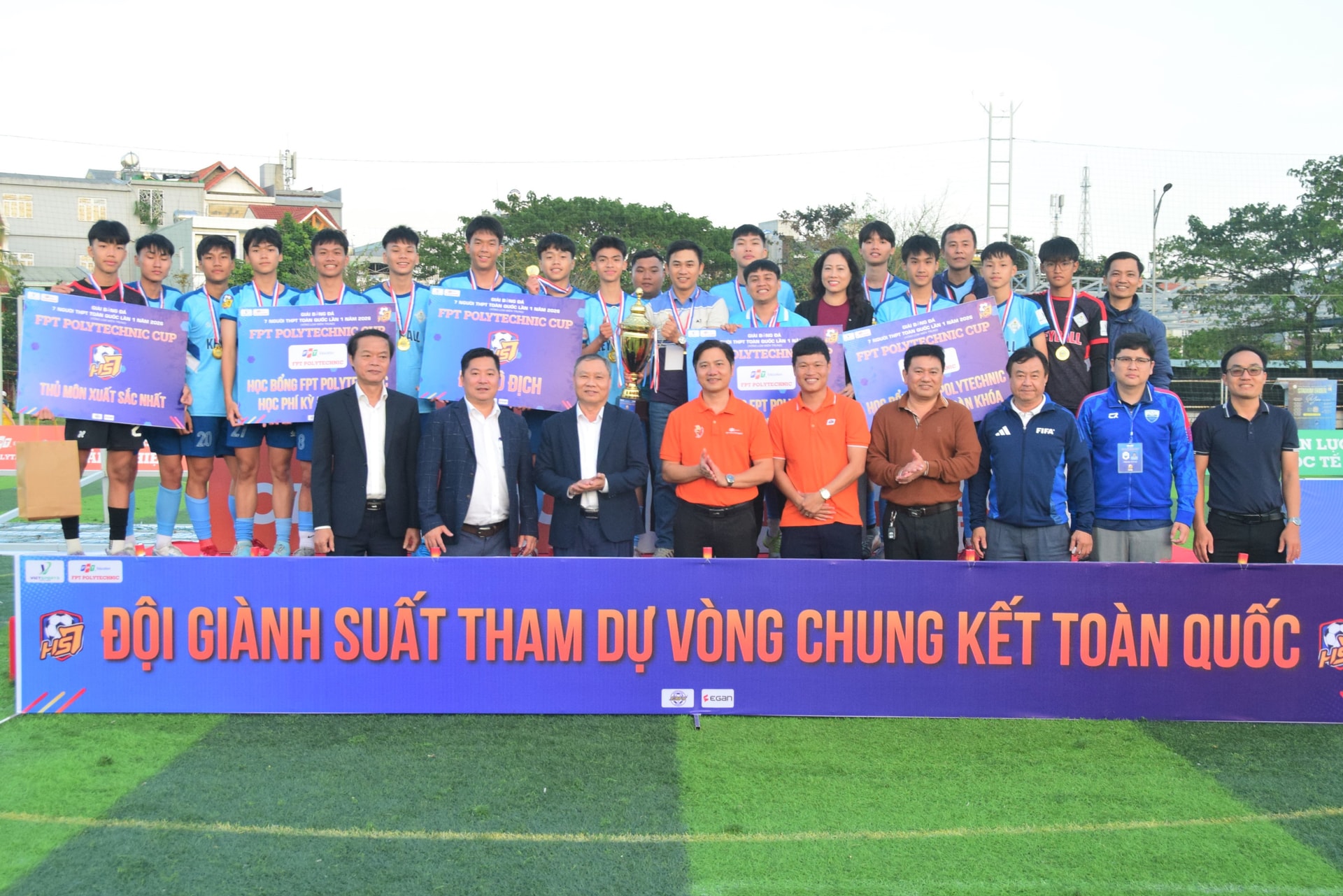 Ban tổ chức trao cúp vô địch cho Trường THPT Nguyễn Hiền. Ảnh: THÀNH DANH