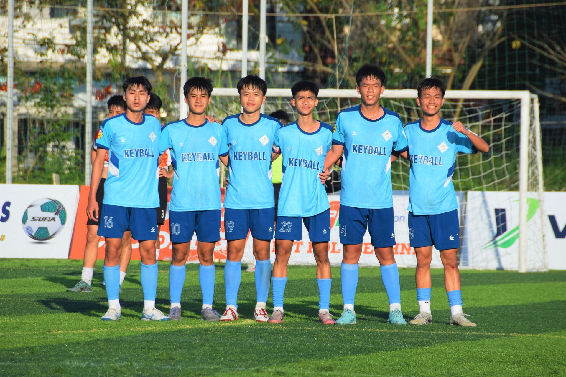 Các cầu thủ Trường THPT Nguyễn Hiền ăn mừng bàn thắng. Ảnh: THÀNH DANH