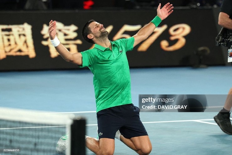Novak Djokovic ăn mừng chiến thắng trước Jannik Sinner tại bán kết Australian Open 2026