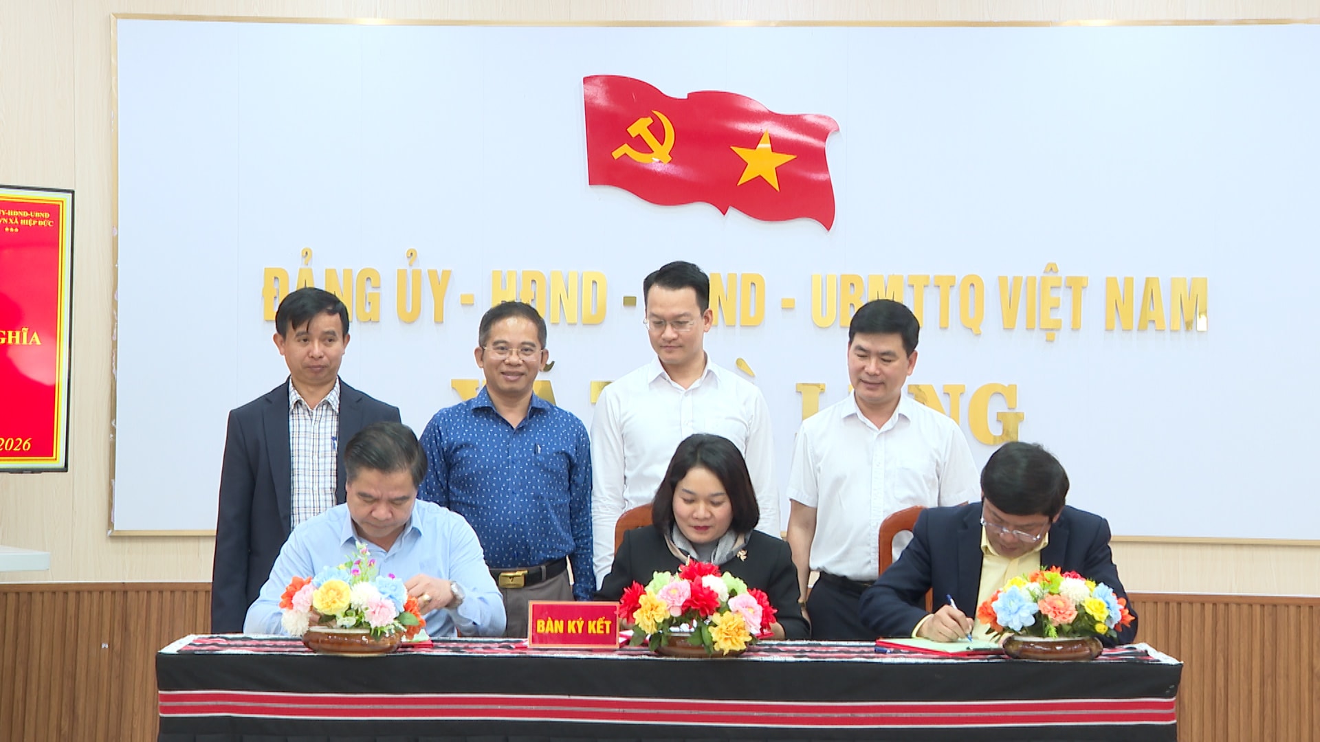 Trưởng ban Ban Tuyên giáo và Dân vận Thành ủy Huỳnh Thị Thị Dung ký kết chương trình kết nghĩa với Đảng ủy xã Trà Leng và Trường Đại học Quảng Nam. ẢNH XUÂN HIẾU
