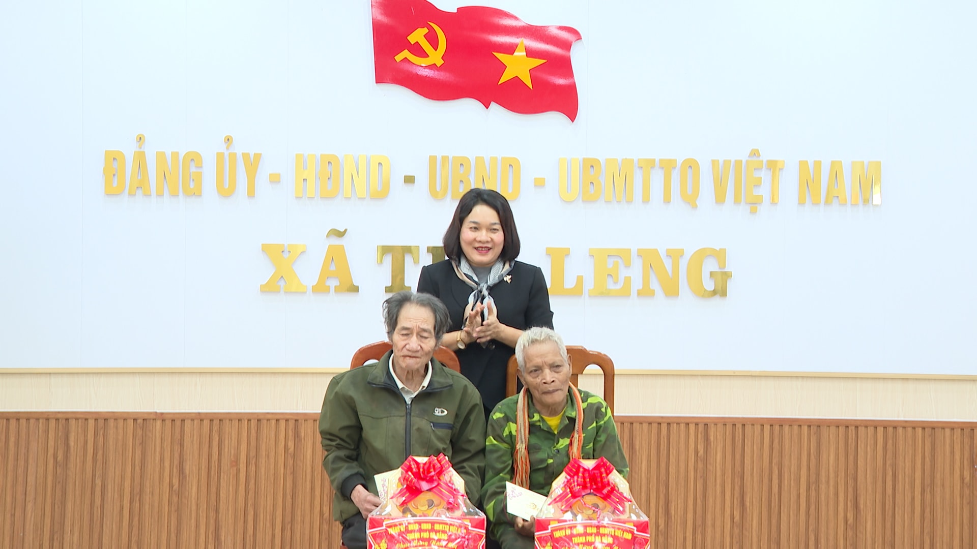 Trưởng Ban Tuyên giáo và Dân vận Thành ủy Huỳnh Thị Thị Dungtrao tặng 2 suất quà của thành phố hỗ trợ gia đình người có công với cách mạng
