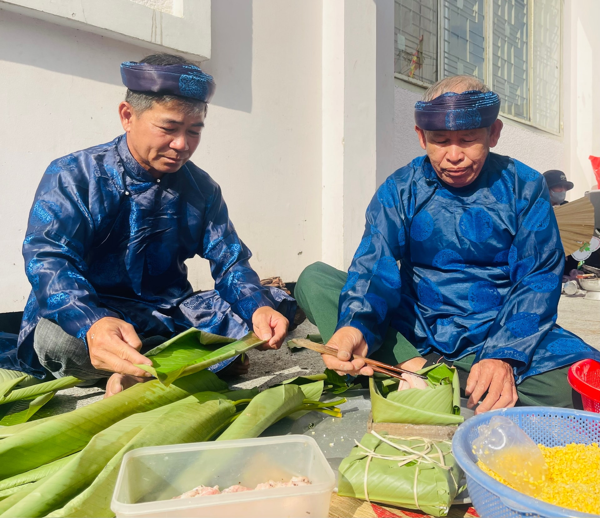 Các đội thi gói bánh chưng. Ảnh: THANH N