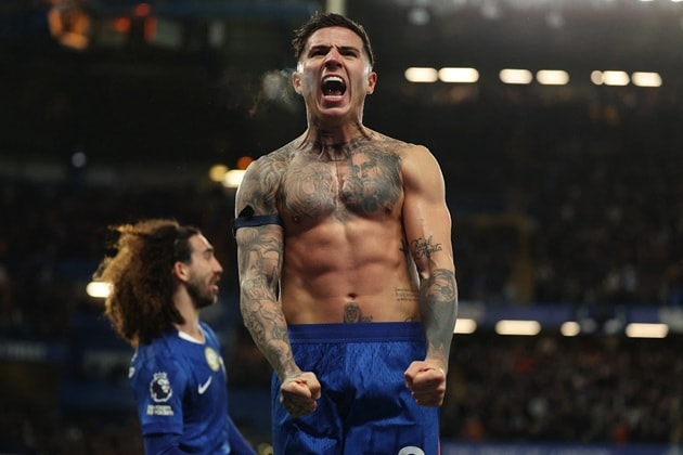 Enzo Fernandez nhận thẻ vàng sau tình huống cởi áo ăn mừng bàn thắng.