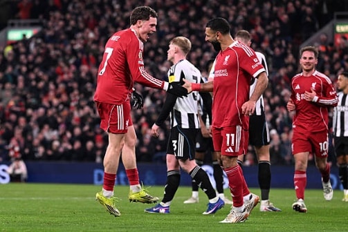 Mohamed Salah và Florian Wirtz chia sẻ niềm vui sau một bàn thắng phối hợp cùng nhau.