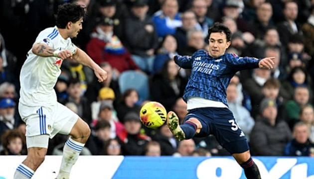 Martin Zubimendi kiểm soát bóng trước sự áp sát của cầu thủ Leeds.