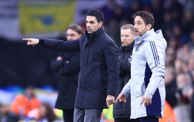 Các cầu thủ Arsenal ăn mừng chiến thắng thuyết phục trước Leeds.