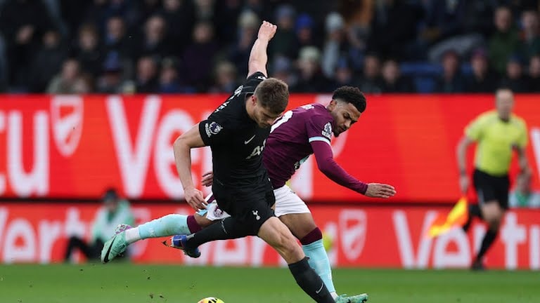 Trung vệ Micky van de Ven ăn mừng bàn thắng cho Tottenham.