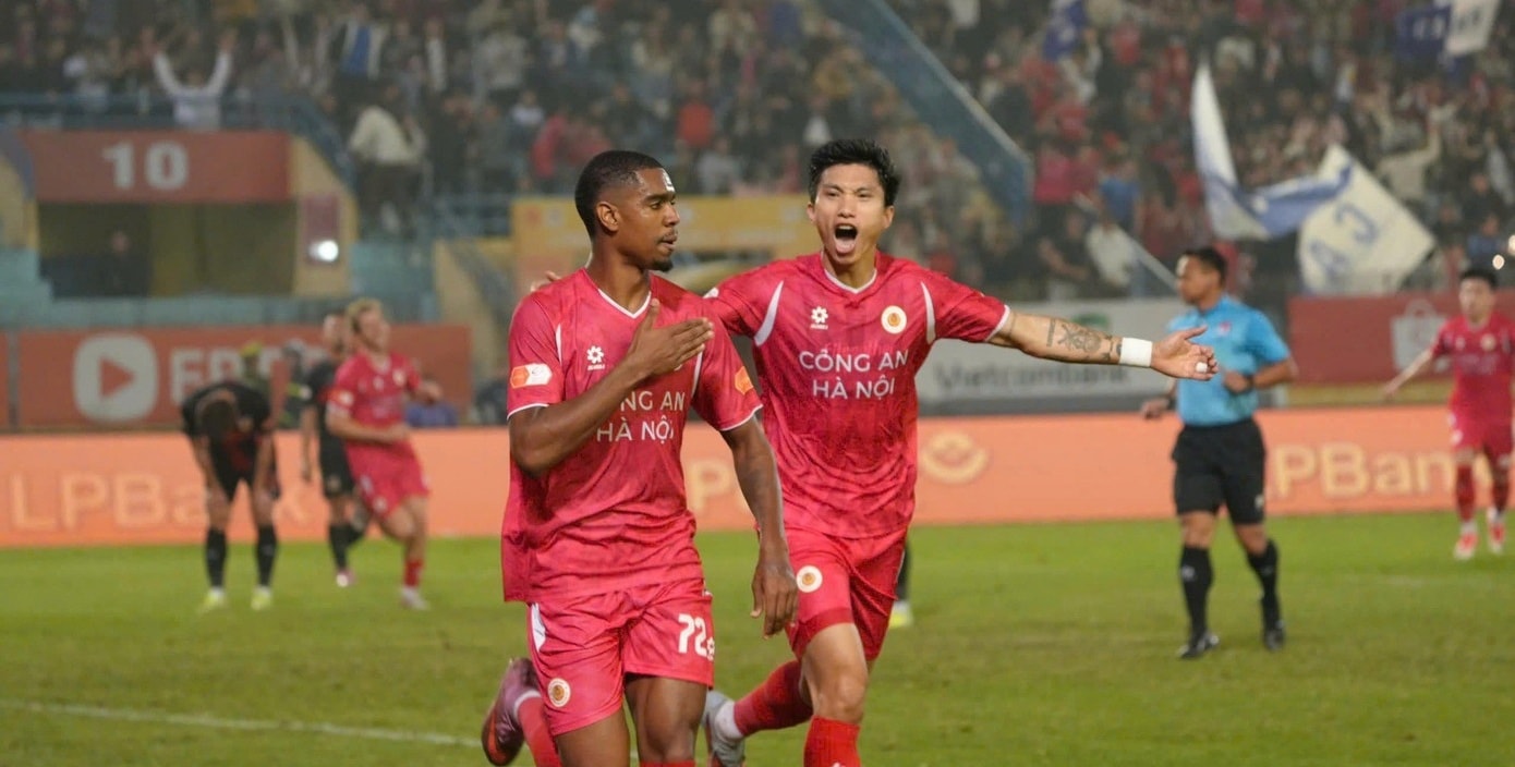 CLB CAHN ăn mừng chiến thắng quan trọng trước Ninh Bình FC trên sân Hàng Đẫy.