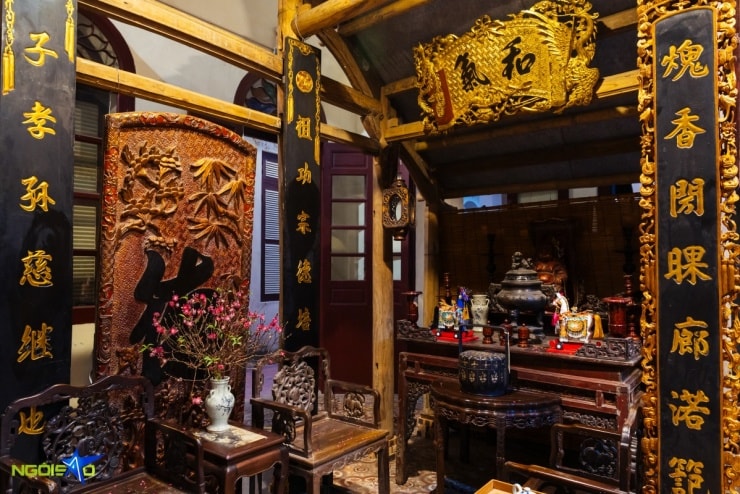 Chiếc văn kỷ đặt trên sập gỗ - nơi làm việc của gia chủ