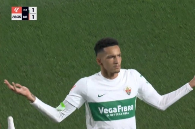 Alvaro Rodriguez ăn mừng bàn gỡ hòa cho Elche trước Barcelona.