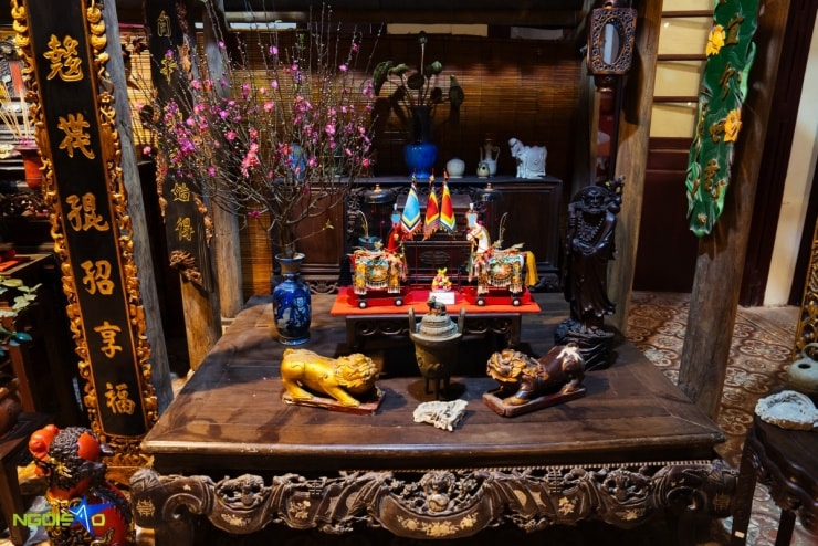 Cấu trúc bàn thờ ba cấp tượng trưng cho Thiên - Địa - Nhân