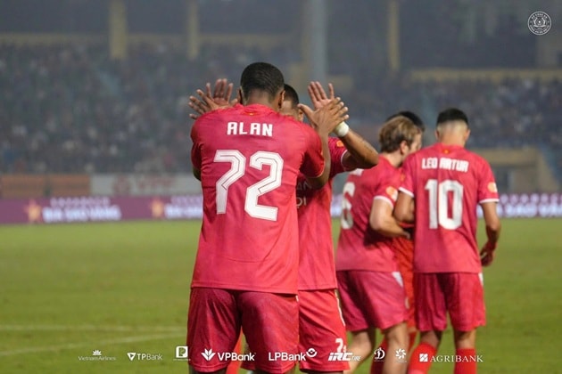 Tiền đạo Alan là người hùng của trận đấu với cú hat-trick vào lưới Ninh Bình FC.