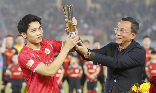 Đình Bắc được vinh danh tại sân Hàng Đẫy.