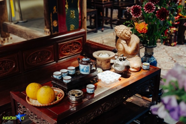 Bộ trường kỷ đặt tại gian chính dùng để tiếp khách