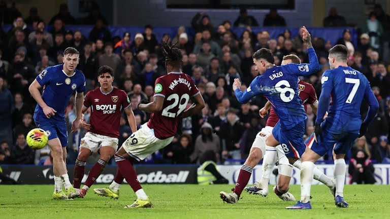Enzo Fernandez ăn mừng bàn thắng quyết định cho Chelsea.