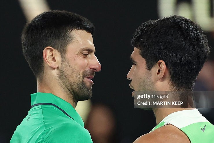 Novak Djokovic chúc mừng Carlos Alcaraz sau trận chung kết