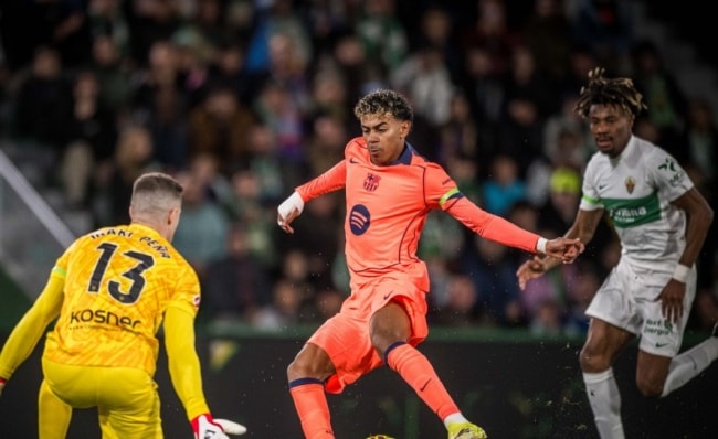 Lamine Yamal tỏa sáng trong màu áo Barcelona trong trận gặp Elche.