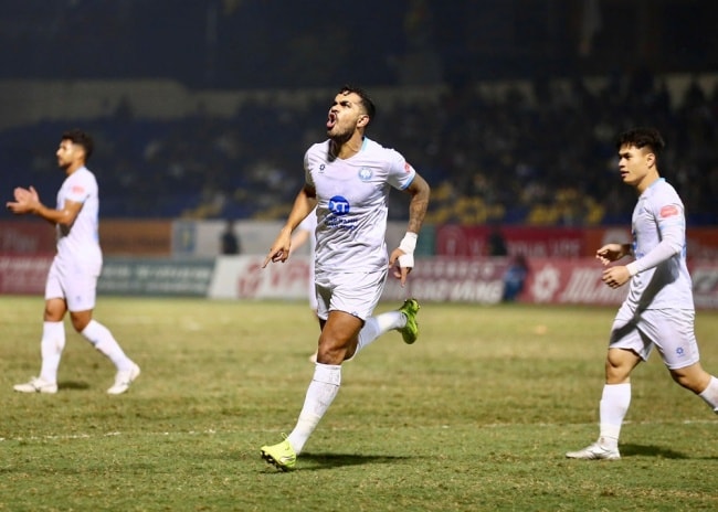 Trận hòa 2-2 kịch tính giữa Nam Định và Thanh Hóa trên sân nhà đối phương.