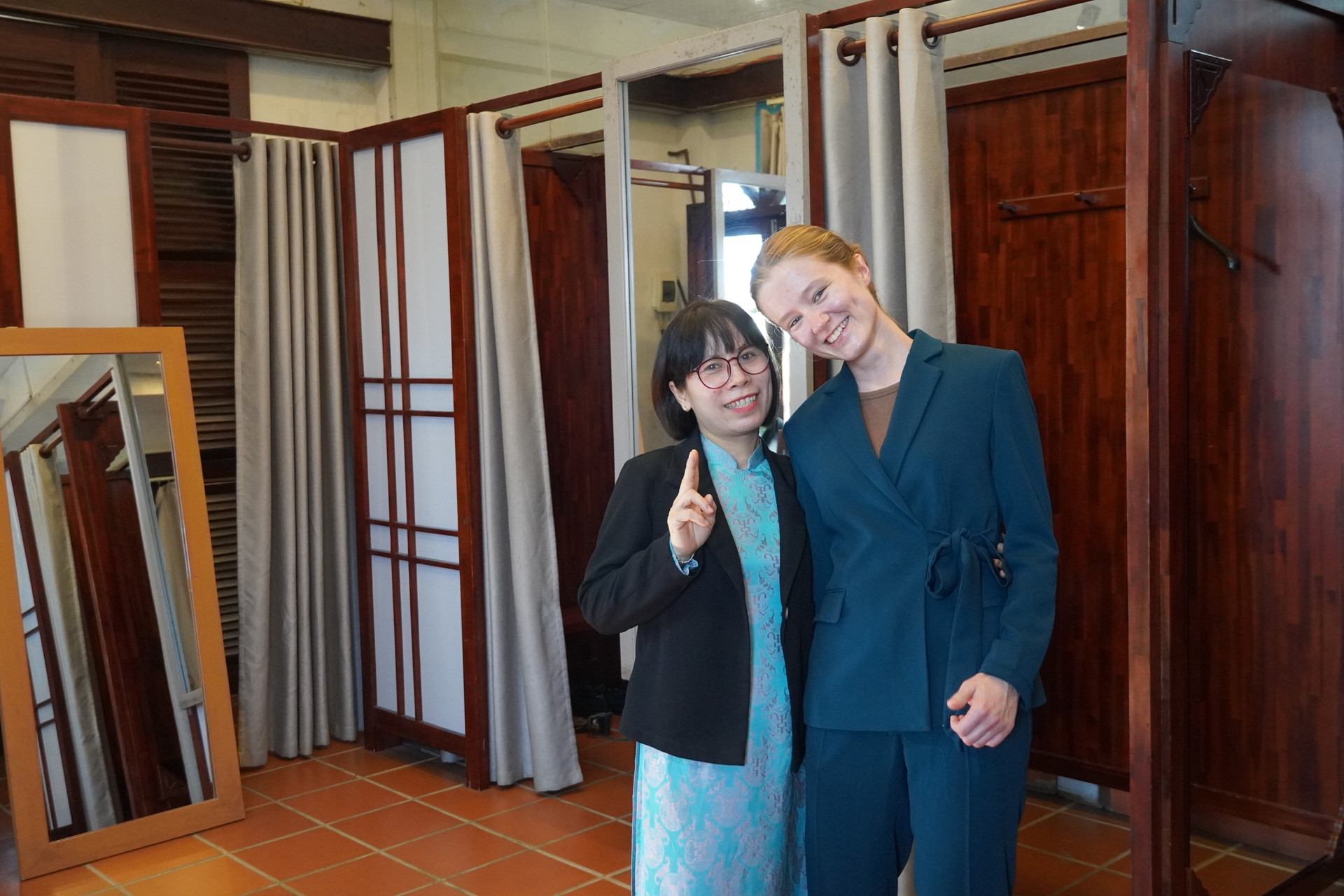 گردشگران از اینکه کت و شلوارهایشان در هوی آن به سرعت دوخته می‌شود، بسیار خوشحال می‌شوند. عکس: تان چائو