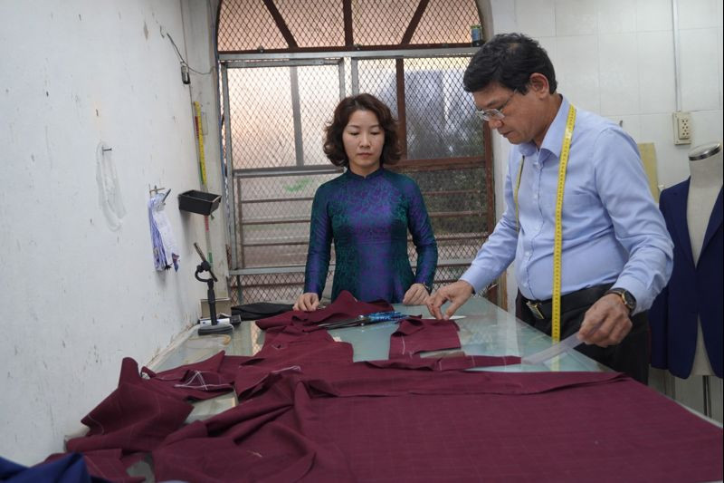 تنها در عرض ۳ تا ۴ ساعت، مشتریان می‌توانند یک لباس دست‌ساز سفارشی متناسب با اندازه‌های شخصی خود دریافت کنند. عکس: SA KHÊ