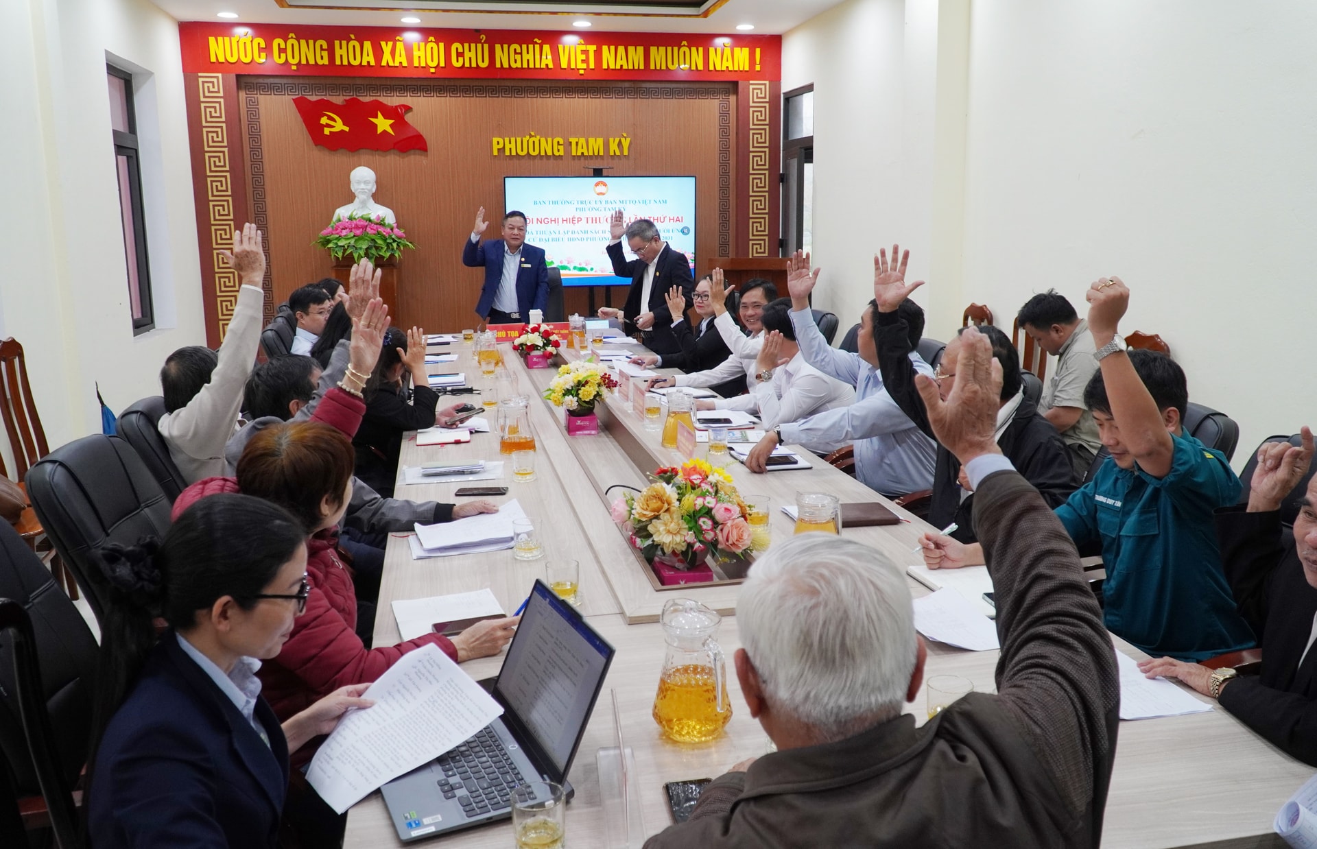 Đại biểu biểu quyết thống nhất thông qua danh sách sơ bộ những người ứng cử đại biểu HĐND phường Tam Kỳ tại hội nghị hiệp thương lần 2 do Ban Thường trực Ủy ban MTTQ Việt Nam phường tổ chức.