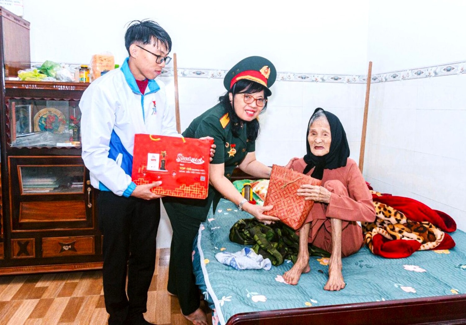 Bà Nguyệt trao quà 1